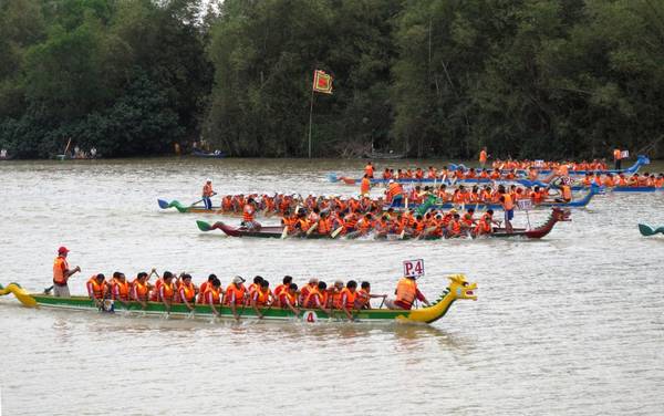 Đua thuyền rồng trên sông Đà Rằng, TP. Tuy Hòa. Ảnh: laodong.com.vn